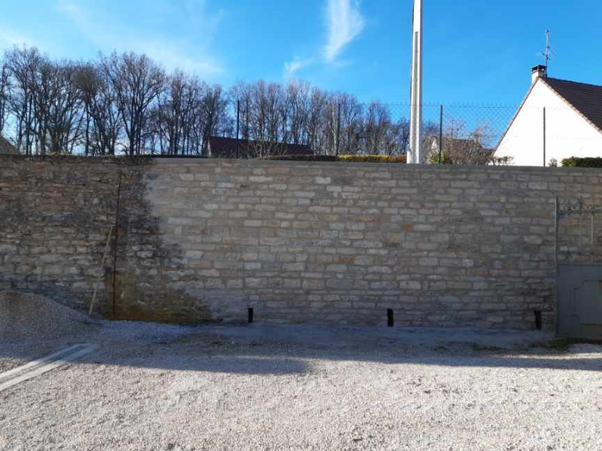 Création d’un mur en pierre à Germolles
